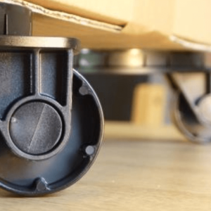Alternative view of Le Trundler Box Wheels girevoli aggiungono il controllo direzionale agli imballaggi in cartone ondulato pesanti o di grandi